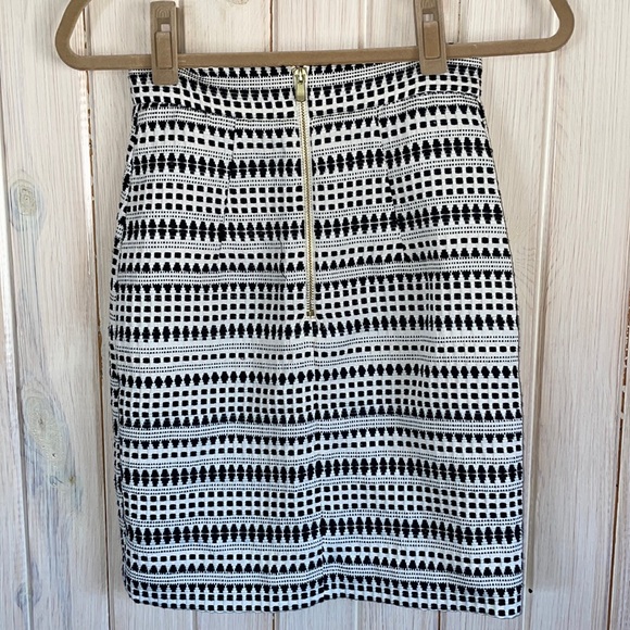 NWT H&M embroidered pencil skirt - Picture 2 of 4